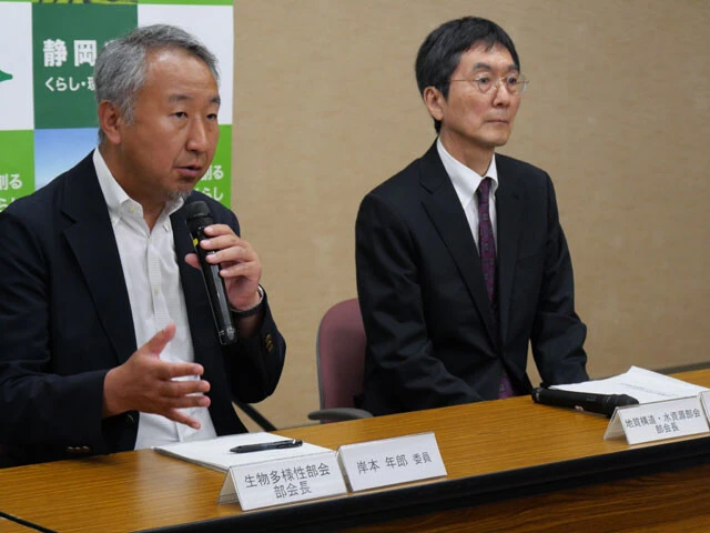 「生物多様性部会専門部会」の岸本年郎部会長（左）。このままでは沢の生物が死滅する可能性が高いことを認めてはいる
