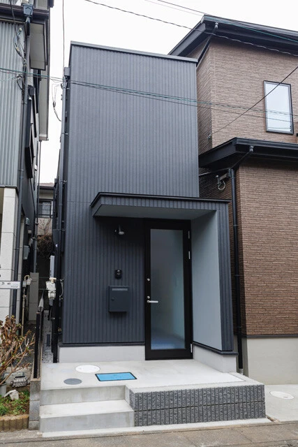 敷地わずか7坪、間口2m。さいたま市内で長年放置されたデッドスペースに今年3月出現した超狭小住宅。久保氏が設計し、現在は40代独身男性の秘密基地に（写真提供／設計工房）