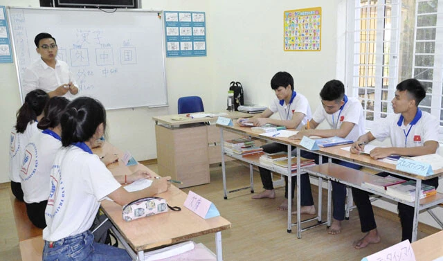 技能実習生として来日するために、ベトナムの研修施設で日本語を学ぶ若者たち。来日時点で多額の借金をしてしまっており、実習期間の終了後もベトナムに帰国できない実習生が多くいることが問題視されている