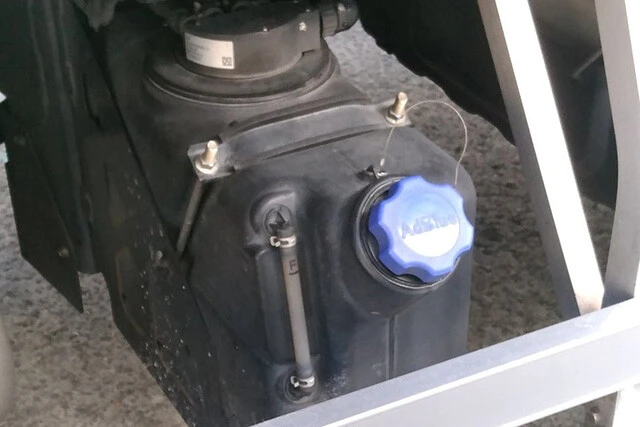 トラック下部にある、排ガスを浄化する「アドブルー」の補充口