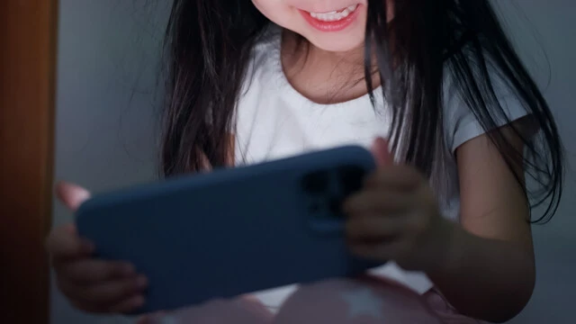 オンラインゲーム、SNS、教育子供を狙った"密室支配"の実態を被害者たちが告白！　世界中で社会問題化する「性加害グルーミング」の毒牙