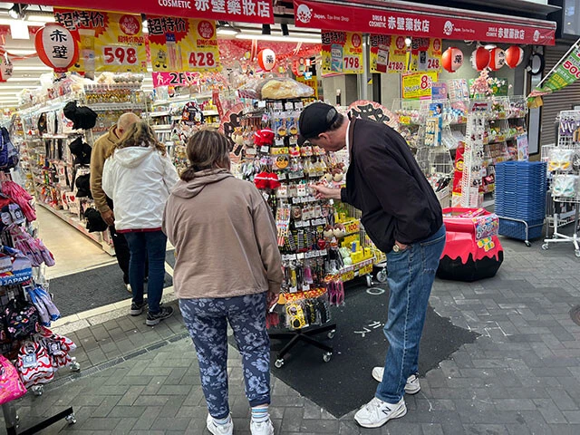道頓堀の「アカカベ薬局」では欧米人の観光客向けに店頭でジャパンデザインの小物を陳列