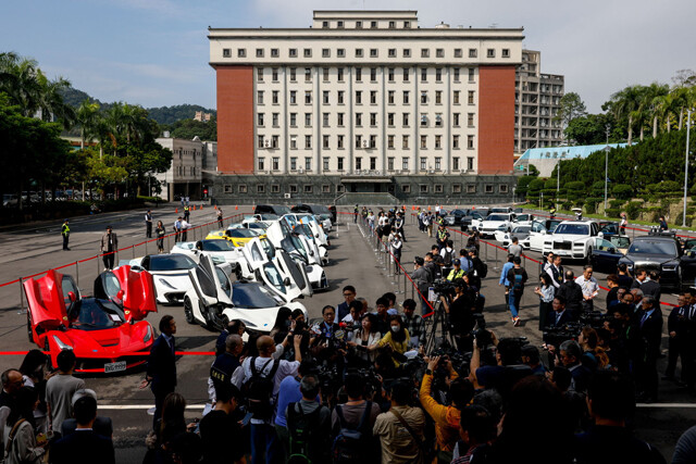 カンボジアの詐欺拠点でボロ儲けした台湾人グループから押収された高級車。今年3月、台北でこれら押収車のオークションが行なわれた