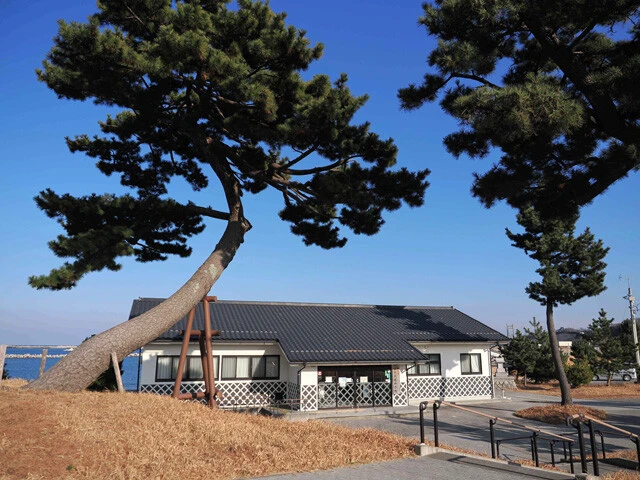 相馬市が運営する伝承施設。被災前の相馬市の風景や震災当日の映像などが展示されている。また、慰霊碑も立っている