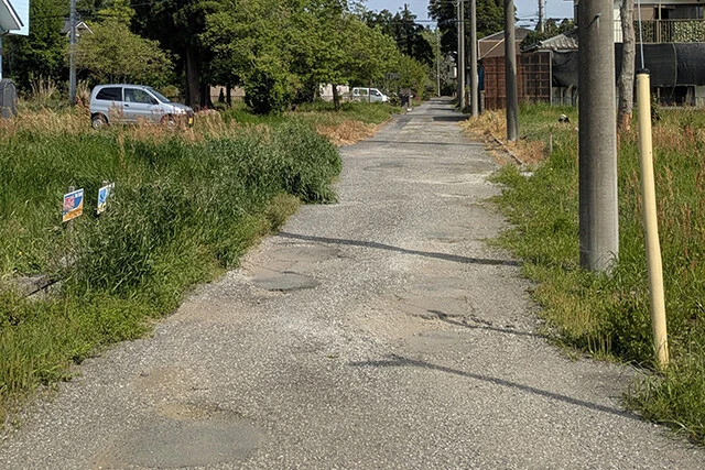 《千葉県大網白里市》悪い意味のメンテナンスフリーでボコボコになった舗装路。道幅はギリギリ軽自動車が通過できるほど極細
