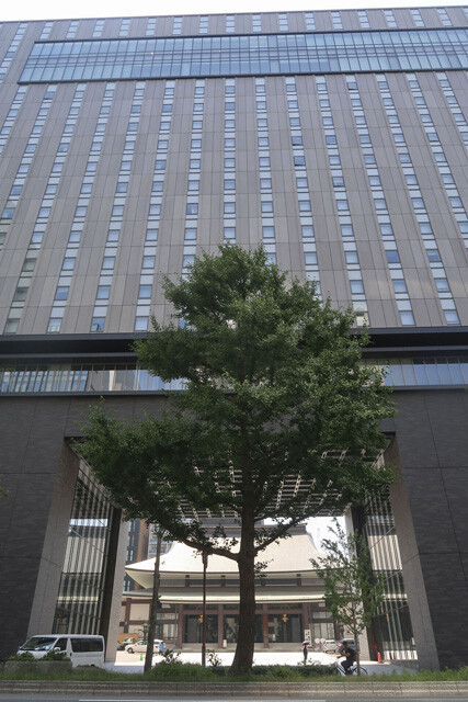 大阪では山門をホテルビル化し、一部を参道扱いの非課税と主張する例も。最高裁はこれを認めず、寺院側が敗訴した