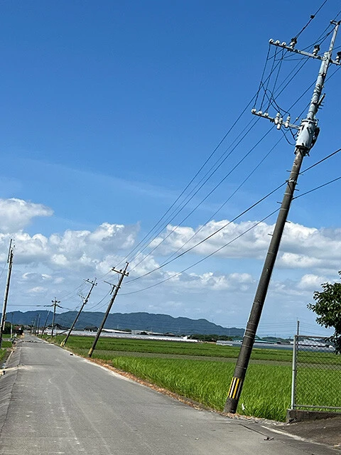 氷川町の道路で見つけた、地震で斜めに傾いた電柱