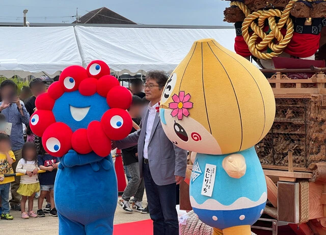 地方のゆるキャラともイベントセッションを行なっている。この日は大阪・田尻町のたじりっち（右）とコラボ