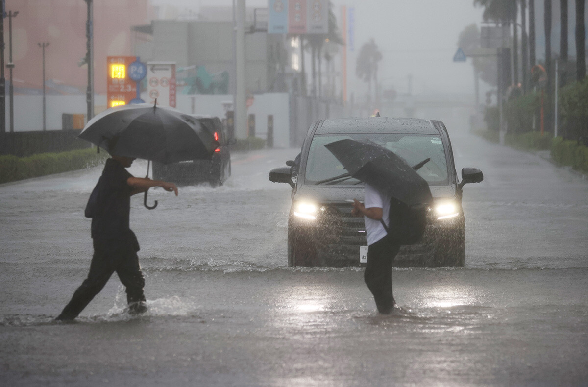 記録的豪雨の被害に連続で見舞われている千葉県。冠水した道路を歩く人たち