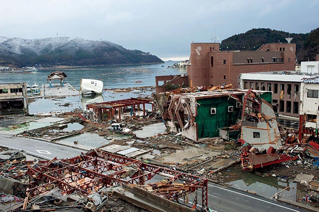 【2011年・宮城県牡鹿郡女川町】津波によって倒壊したビル。海の近くの被害は甚大だった