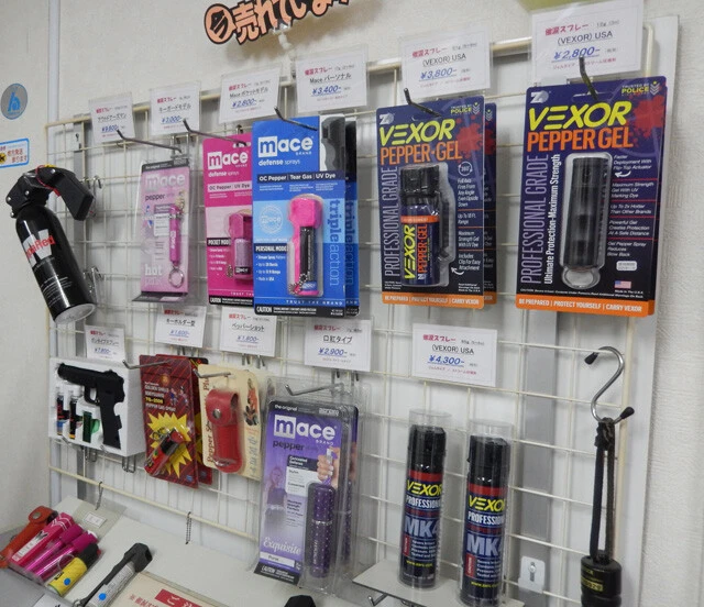 催涙スプレーが並ぶ防犯グッズ専門店「防犯倶楽部」の店内。ガンタイプや口紅タイプなど、さまざまな形態の商品を販売している