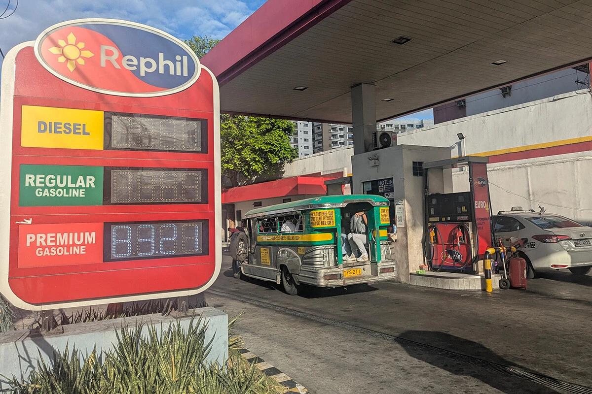 マニラ市内のガソリンスタンド。原油の多くを輸入に頼るフィリピンでは、軽油価格が一時1L150ペソ（日本円で400円）まで上がった