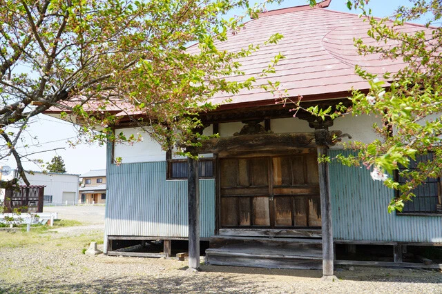長い間、無住寺となっている無量寺。ある日、本尊が盗まれたが、後日、古美術商で見つかり、檀家が買い戻した