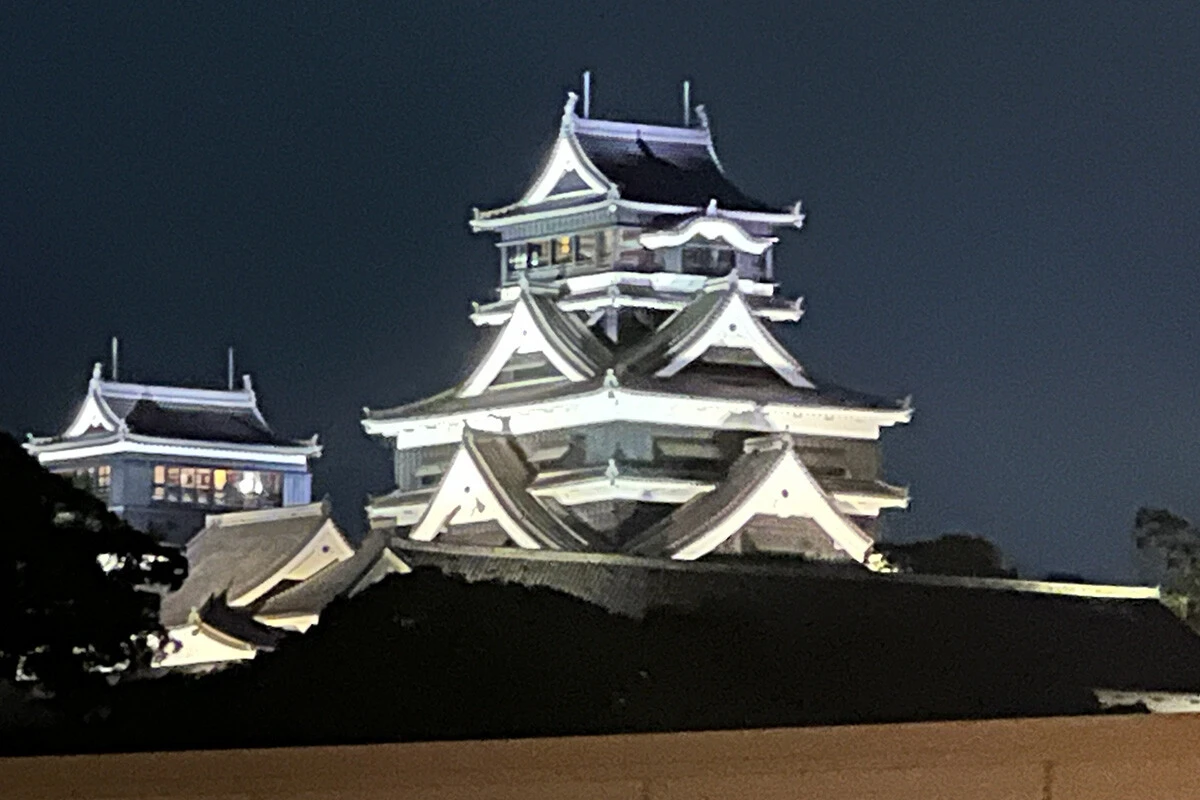「復興のシンボル」である熊本城は県民に元気と希望を届けるため、日没から日の出にかけて夜通しのライトアップを地震が起きた日から続けている（8月4日現在）