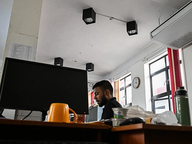 スリランカの政府職員が節電対策で照明やエアコンを使わずに働く様子。同国では4月から電気料金も大幅に引き上げられた