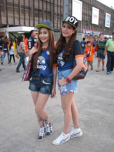 ギャルサポーターの姿も。スタジアムにいるファンのレプリカユニフォーム着用率はJリーグ以上