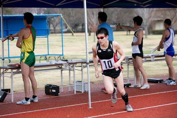 選手の人数分、的が設置され、自分の番号の的に向かう。レーザーピストルは約1kgで、引き金を引くと発砲音が。真隣の選手が続けて的に当てると、焦りからまったく当てられなくなることも
