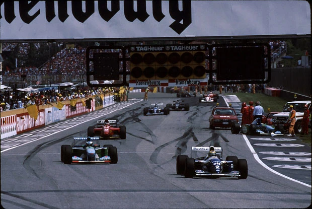 惨事は続く。セナは好スタートを切るが、後続でクラッシュが発生。破片が観客席に飛び散り、数名が負傷する(原)