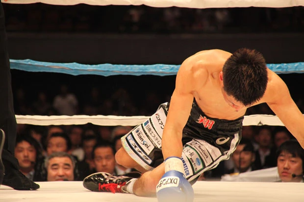 7R、決定的なダウンにも、大好きなボクシングを大好きなまま終わるため、一度は立ち上がった