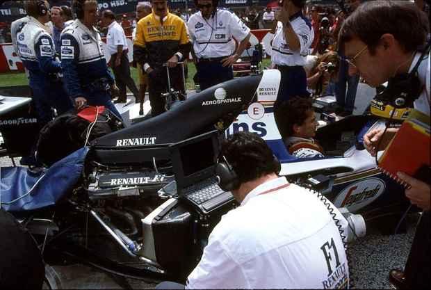 グリッドではヘルメットをかぶり、集中することが多かったセナ。しかし、あの日は珍しくかぶってはいなかった(原)