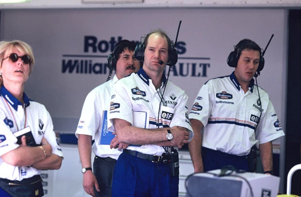 セナの要求に応え、チームは改良したマシンを持ち込むが......。設計は現レッドブルのA・ニューウェイ(中央)(池之平)