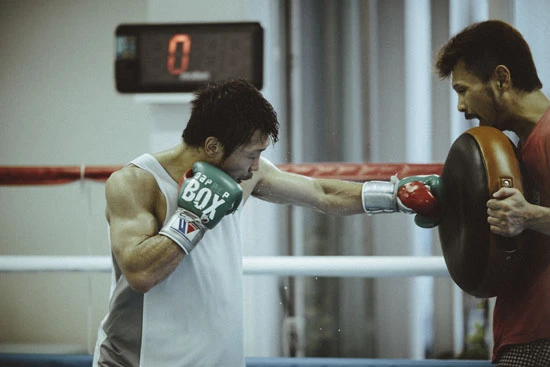 松本好二トレーナー(右)との熱のこもったトレーニングを重ねながら、八重樫は着々と怪物退治への自信を深めている……!