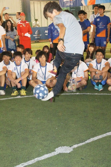  アクロバティックなリフティング技を次々と繰り出す世界チャンピオン・徳田耕太郎