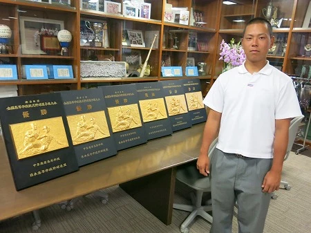 伝統の力という歴史を物語る優勝盾とともに受け継がれる仲間たちとの信頼関係