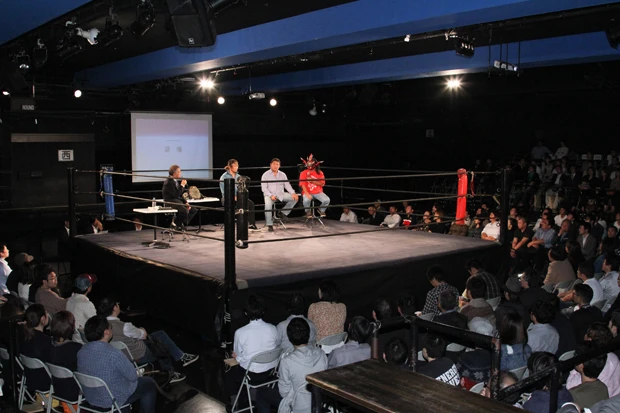 会場を埋めた約４００人の観客は、選手たちの熱いトークに聞き入っていた