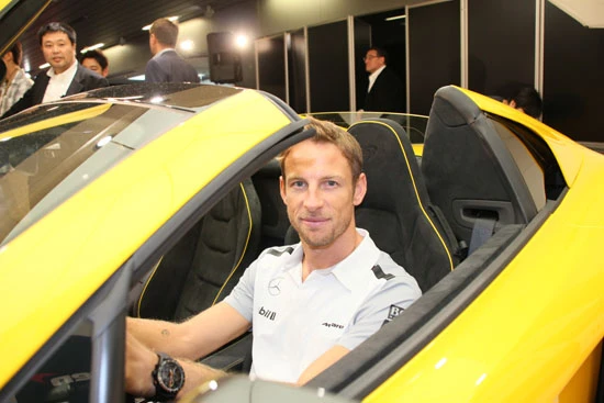 レーサーだからかイケメンだからか、やはりスポーツカーが似合うバトン