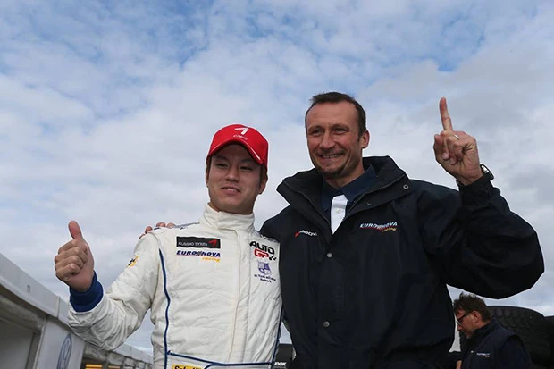 Auto GP第7戦のニュルブルクリンクでチャンピオン獲得。チーム代表ヴィンチェンツォ・ソスピリ(右)と肩を組んで喜ぶ