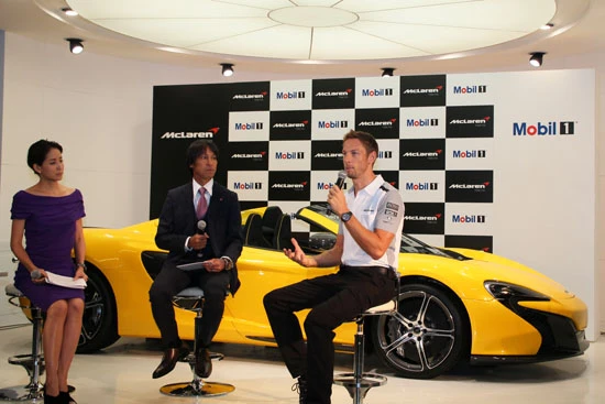 司会の内田恭子とともに「McLaren 650S」をバックにしてトーク。葛西が「これ欲しいんですよ」というと、バトンはバツが悪そうに「モナコでボクが乗っているのと同じです、色も」と告白