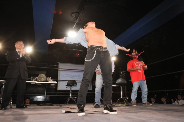 「脱いで～」コールに応えて、鋼のような上半身を披露する棚橋選手