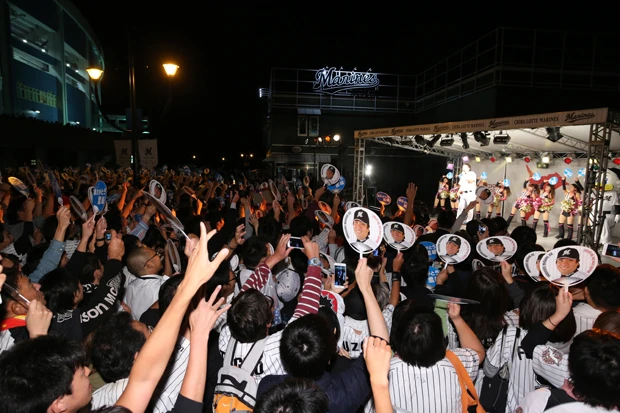 9月28日の引退試合後、球場外のステージで引退記念ライブを開催。球場内外合わせて1万7000人以上が見守るなか、SMAPの『ありがとう』など3曲を熱唱