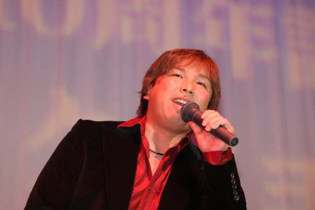 08年のオフには、千葉・幕張のホテルで単独ディナーショーを開催。赤シャツに黒スーツというホスト系の衣装で登場し、歌ってしゃべって約400人のファンを沸かせた