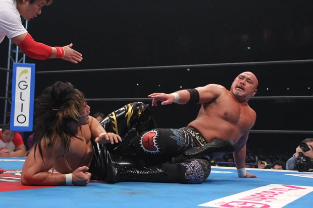 2009年の1・4。武藤敬司の足4の字固めを耐える棚橋。必殺技ハイフライフローで念願の武藤超えを果たした