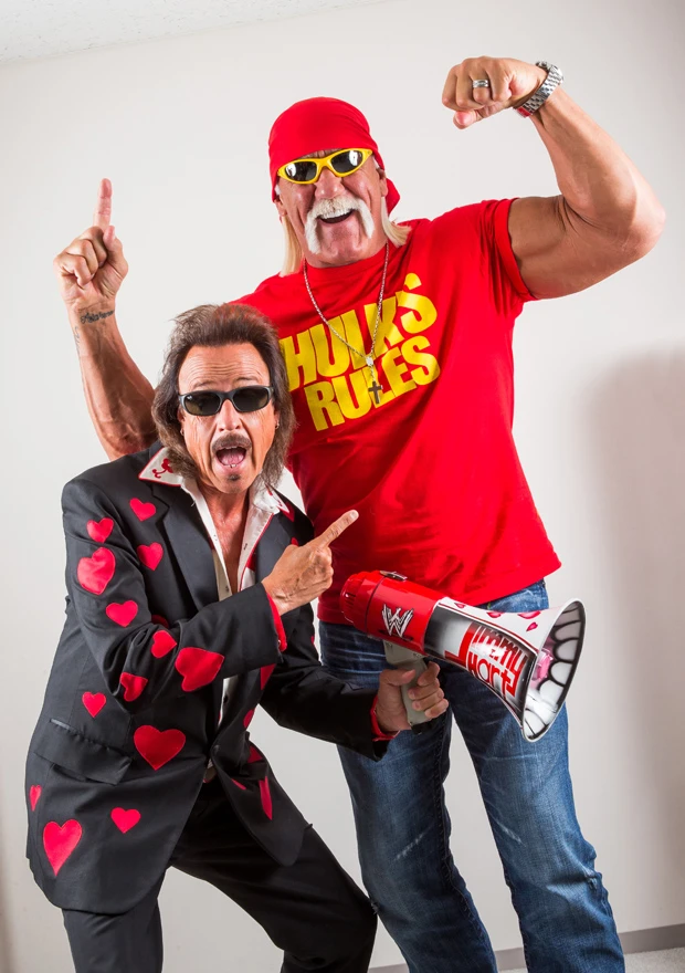 悪役マネジャー、ジミー・ハートもド派手な衣装で健在！