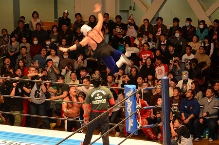 ゲレーロへの声援に負けじとベテランのアトランティスもこの高さで飛翔し魅せた！