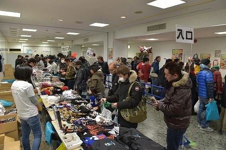 チケットがなくても入場できる後楽園ホールのグッズ売り場は時間とともに長蛇の列が。選手が持参したレアなマスクやTシャツを購入できる