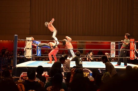 日増しに華麗な動きを披露し始めるルチャドールたち。相手の協力なくしてこんな技は可能なのか!?