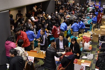 芋の子を洗うような大阪会場のグッズ売り場。「立ち止まらずご覧ください」とルーヴル美術館ばり?の閲覧制限があったりも!