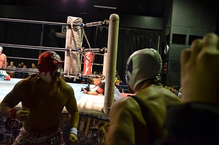 乱闘にも巻き込まれそうな距離で観戦できる新木場1stRINGは、サイズが小柄でもルチャの選手の荒々しい息遣いがより身近に！