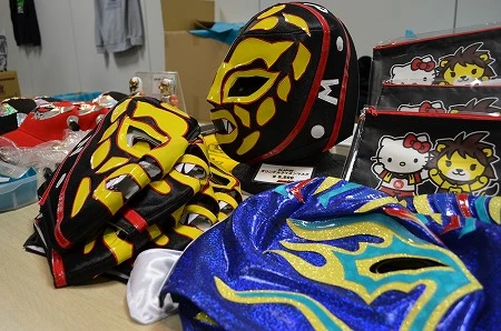 新日本のライオンマークまでマスクにしてしまった（写真奥）！　この勢いで真夏のルチャも開催を期待してます！！