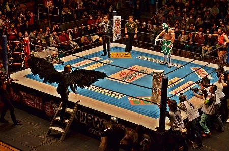 入場に力を入れる選手が多い中、ボラドール・ジュニアは特にこだわる選手。漆黒の翼を背面に広げて登場！