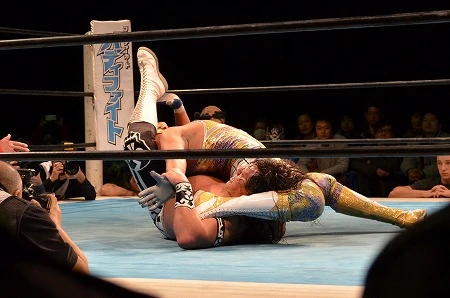 どっちが技を掛けているのか一瞬わからなくなるナゾのメキシカンストレッチ