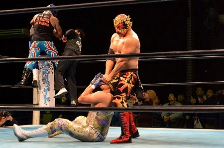 お約束だが、マスクに手を掛けたときの歓声（悲鳴？）はひときわ大きい