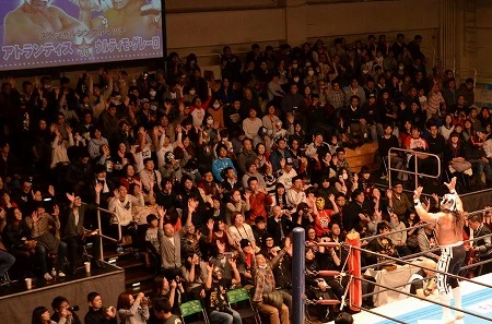 入場直後からゲレーロ・ポーズの熱狂的なファンにつられてか、本人もノリノリで応援の波は後楽園ホール全体に広がった