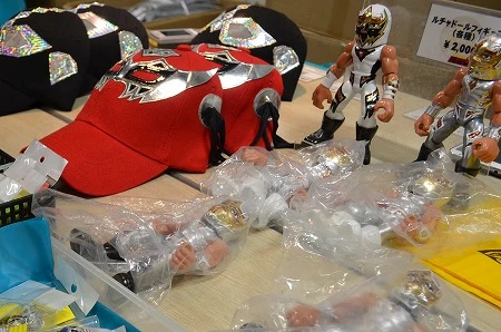 マスクをかたどったキャップやルチャドールのフィギュア、アクセサリーなどメキシコ製の雑貨も人気を呼んでいた