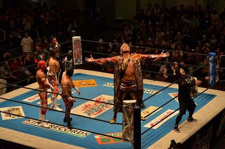 この大会に限ってはルチャ・スタイルを見せ、普段とも違う生き生きした躍動感を見せるオカダへの声援はひときわ大きい@後楽園ホール