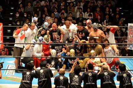 ラストだよ！全員集合～！とばかりに、日本＆メキシコ入り乱れて記念撮影。ファンの拍手と大歓声で超ゴキゲンな幕引きに！